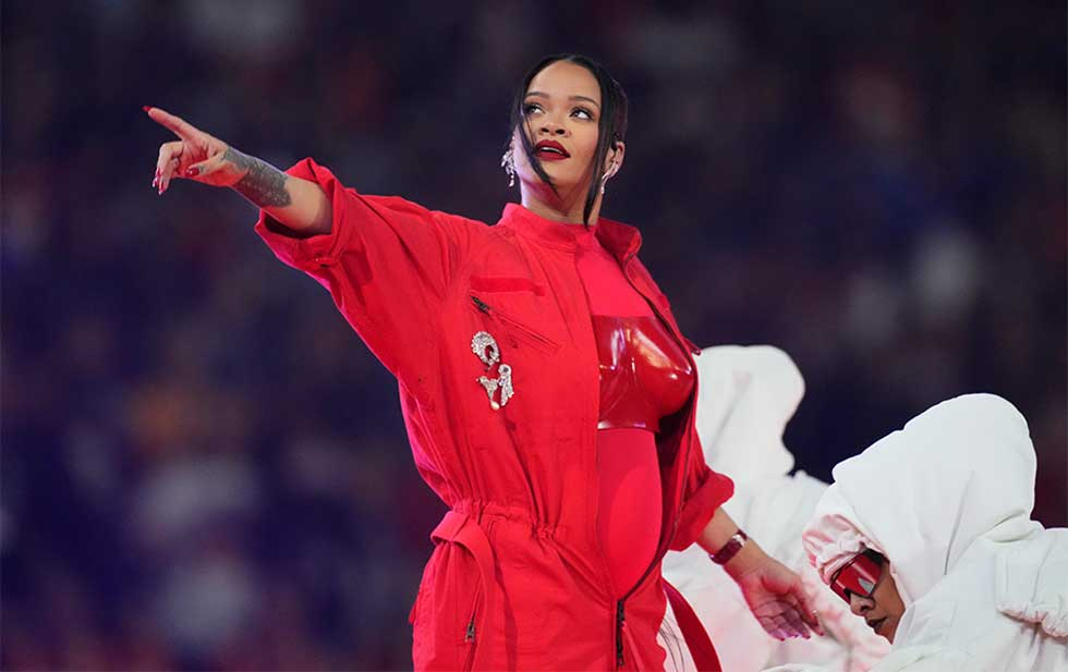 Super Bowl: Rihanna confirma su segundo embarazo e impacta con pasarelas voladoras (Video)