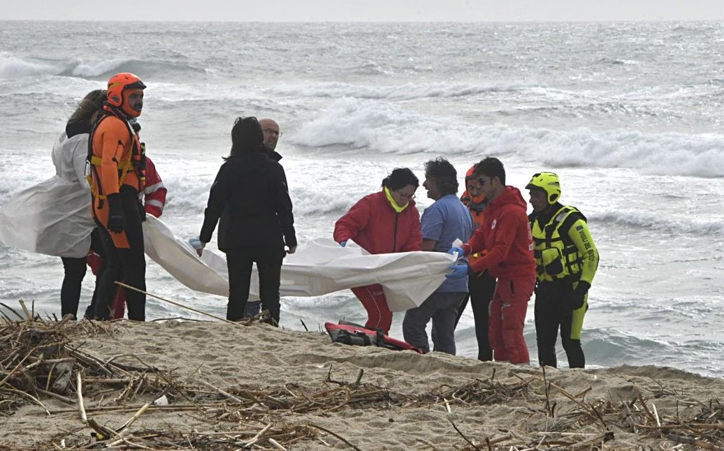 Mueren 59 inmigrantes tras hundirse barco en Italia; habría 30 desaparecidos