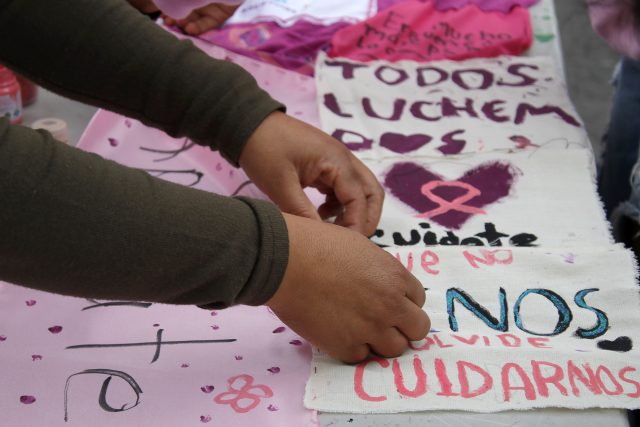 Pacientes oncológicas exigen medicamentos en Secretaría de Salud