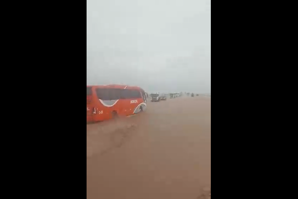 Antofagasta: intensas lluvias causan inundaciones en comuna de María Elena