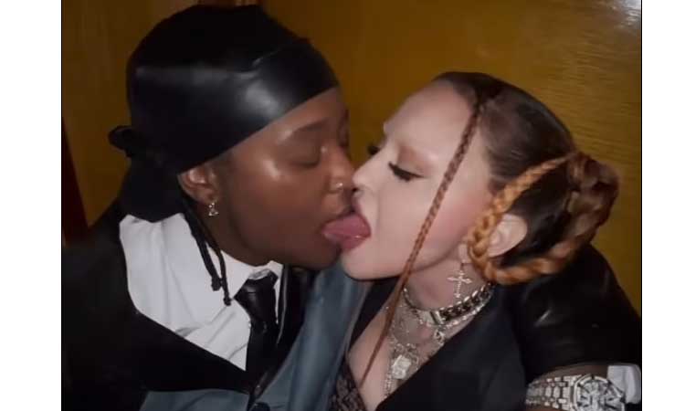 Madonna comparte apasionado beso con la rapera Jozzy en los Grammy | VIDEO
