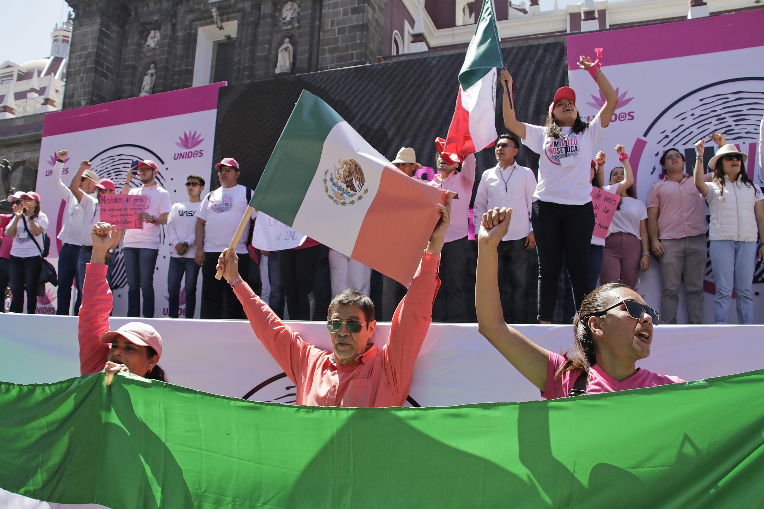 Oposición se divide en manifestación del INE en el zócalo de Puebla