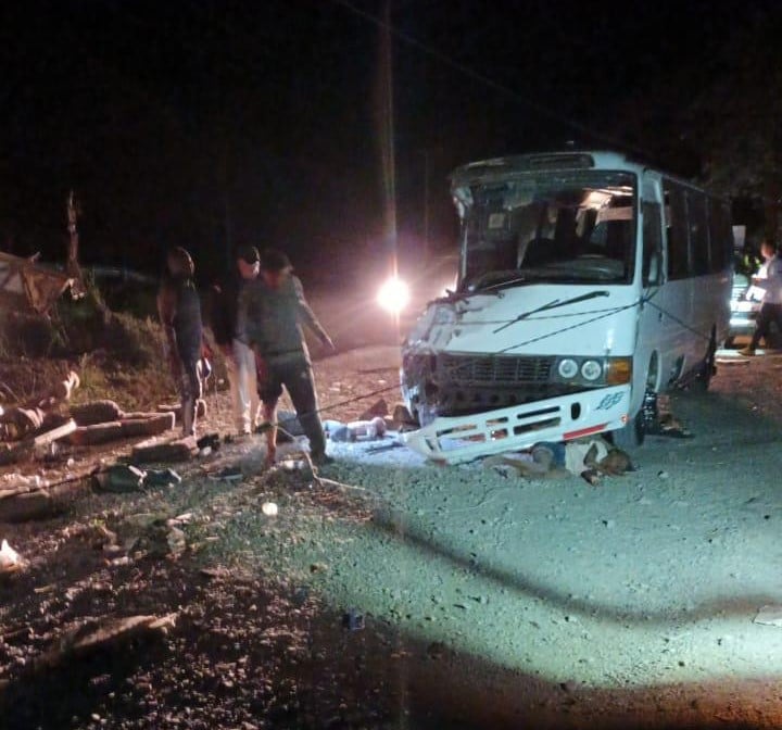 Mueren 39 migrantes tras caída de autobús a un barranco en Panamá