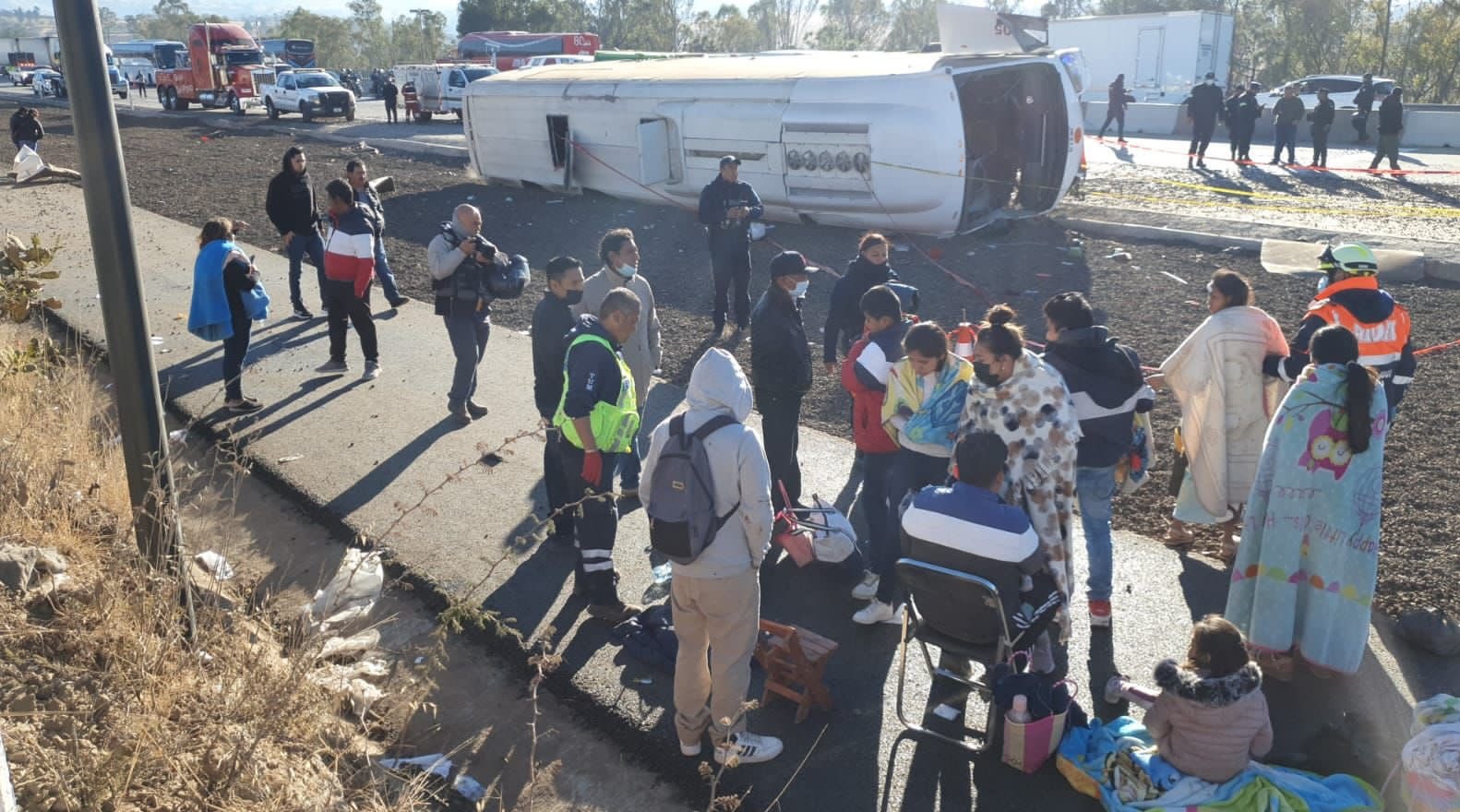 Se vuelca autobús con peregrinos en la México-Puebla: 3 muertos y más de 20 heridos