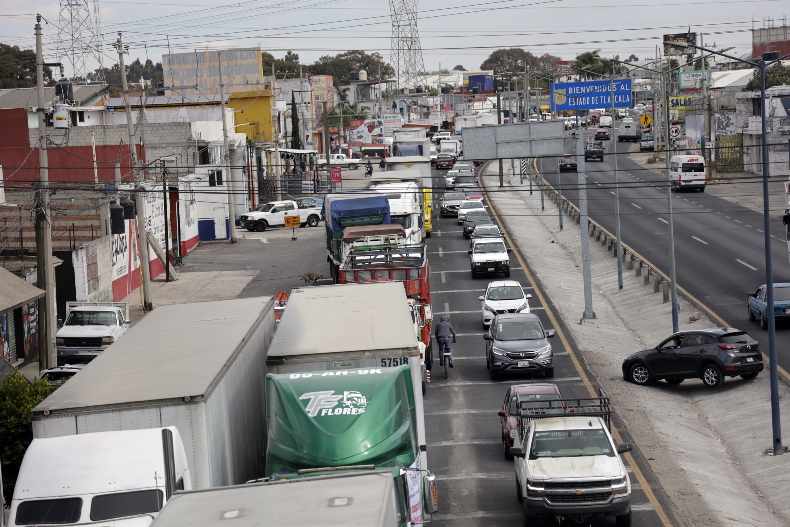 Traileros cierran casetas en Puebla; piden reglamento para grúas