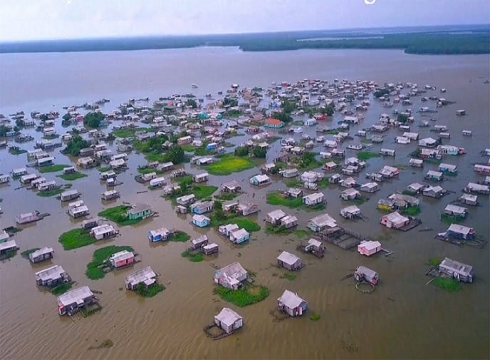 La historia de un pueblo que vive en medio del agua (+Video)