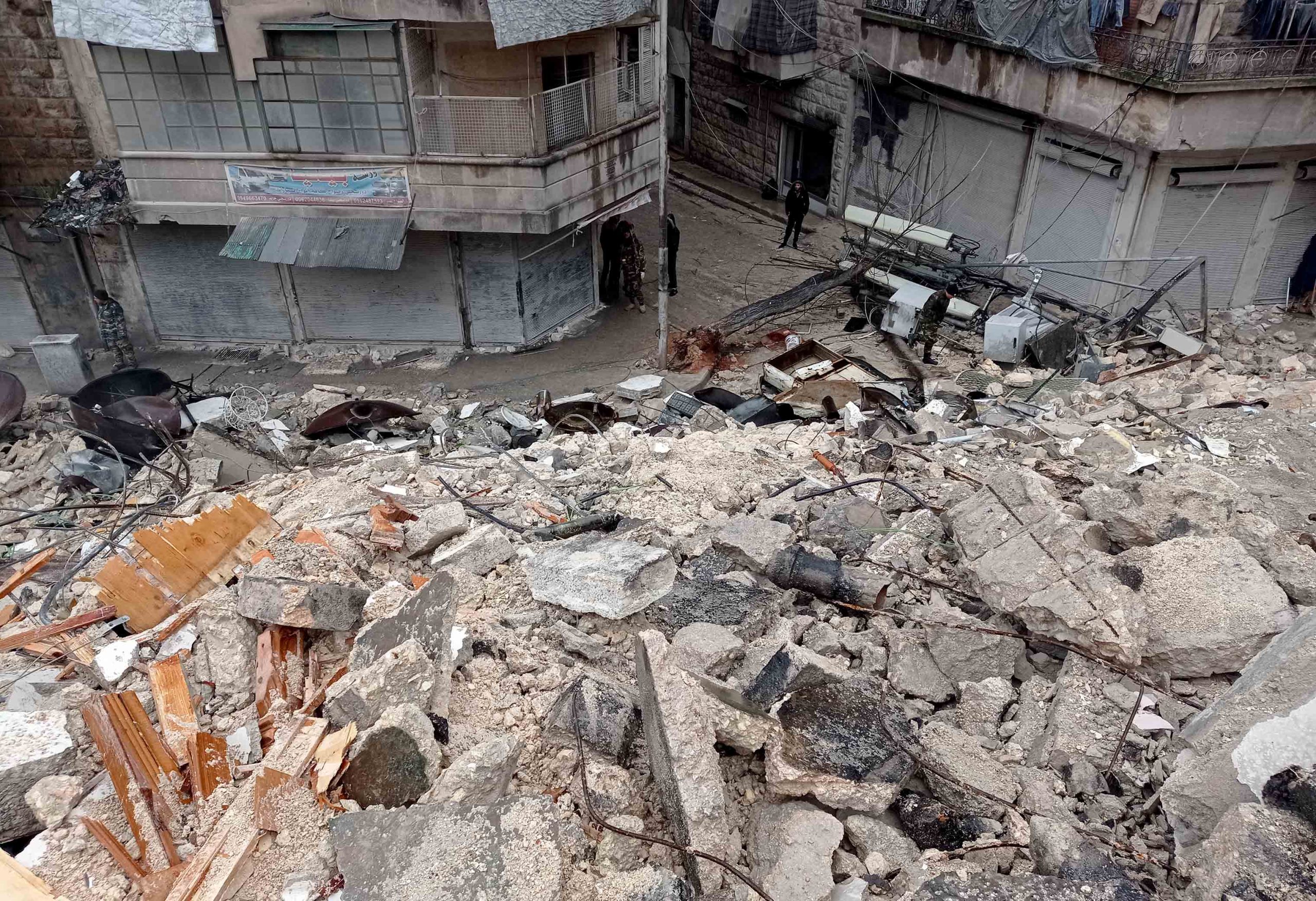 Siria reporta 875 muertos por terremotos; cifra total supera los 2 mil