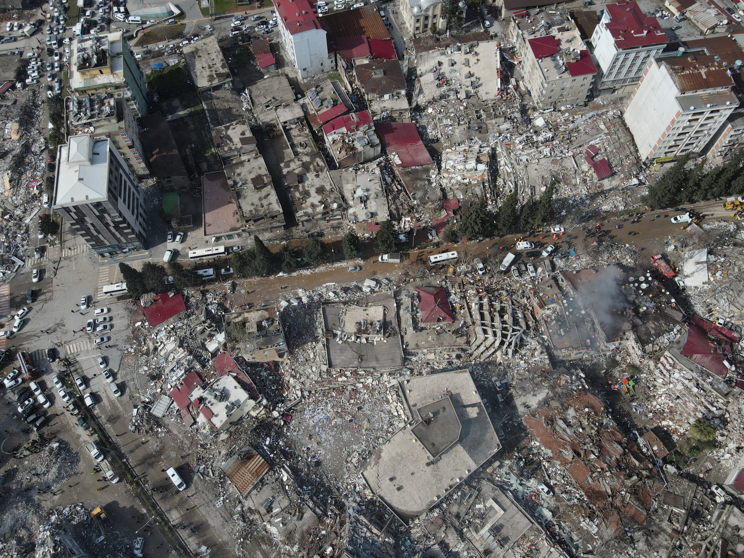 Turquía y Siria suman 8 mil 364 muertos por temblores