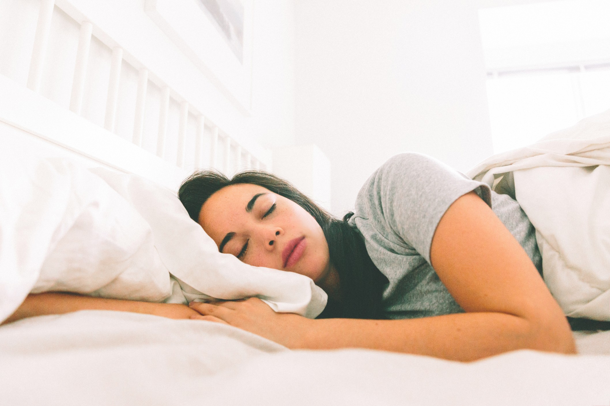 Estudio demuestra que los humanos necesitan más horas de sueño durante el invierno