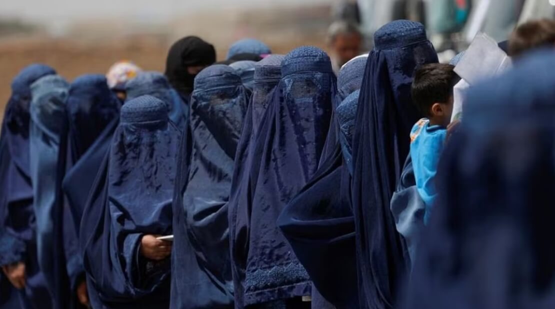 Talibanes prohíben la anticoncepción en Afganistán y amenazan a mujeres, parteras y farmacias
