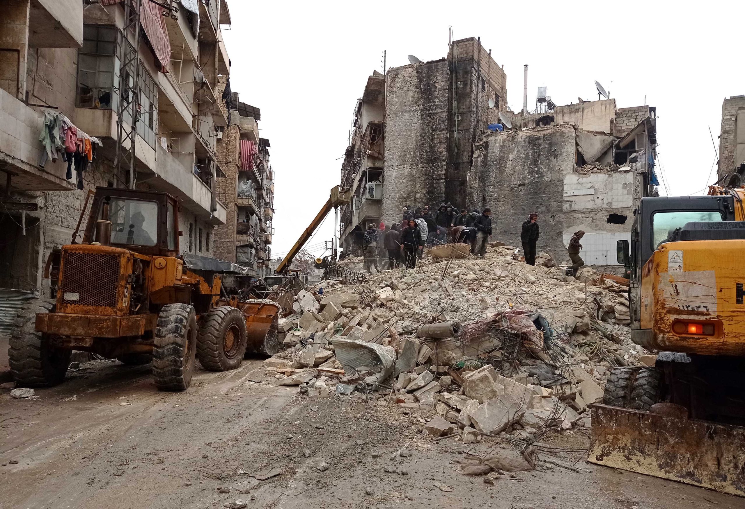 Turquía-Siria: 3 mil 700 muertos por sismos; países ofrecen ayuda