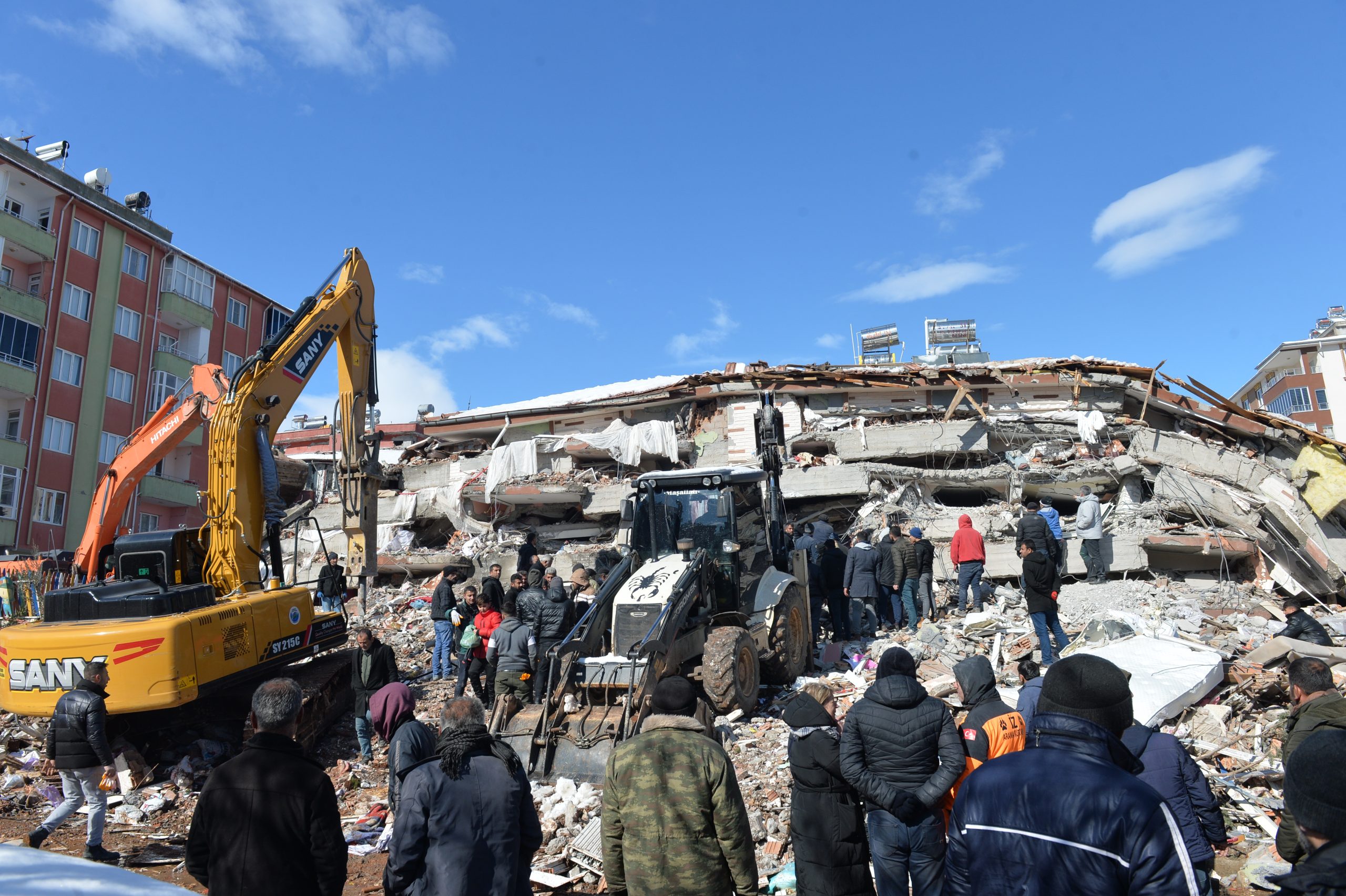 Contabilizan a más de 15 mil muertos por terremotos en Turquía y Siria