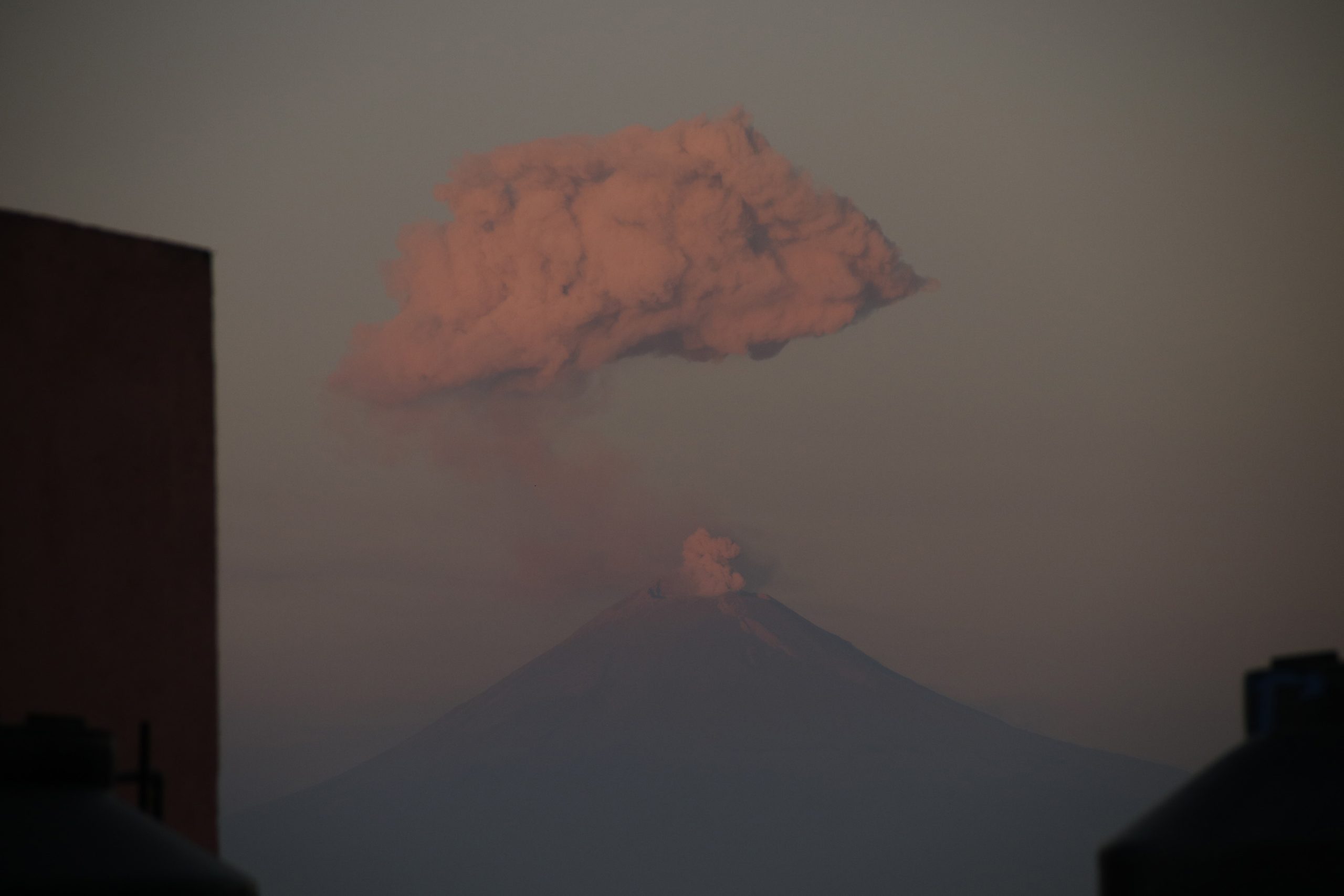 Volcán Popocatépetl presenta intensa actividad