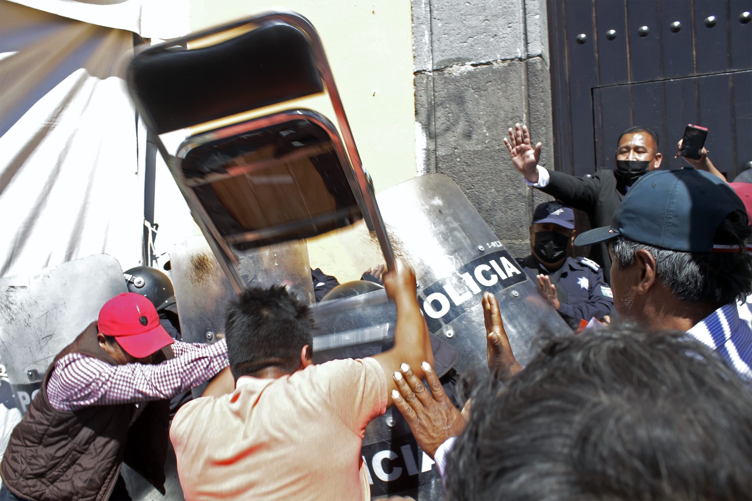 Protesta por la verificación termina en zafarrancho con granaderos
