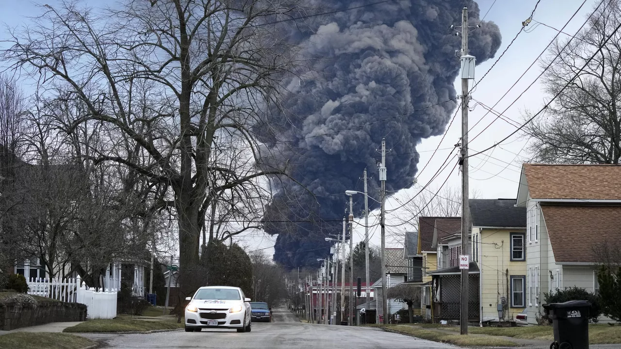 «Están tratando desesperadamente de encubrirlo»: Los residentes de Ohio temen un desastre ambiental