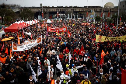 Rebelión contra el neoliberalismo en Francia: la primera línea avanza en directo desde el barrio Ópera en pleno centro de París (Videos)