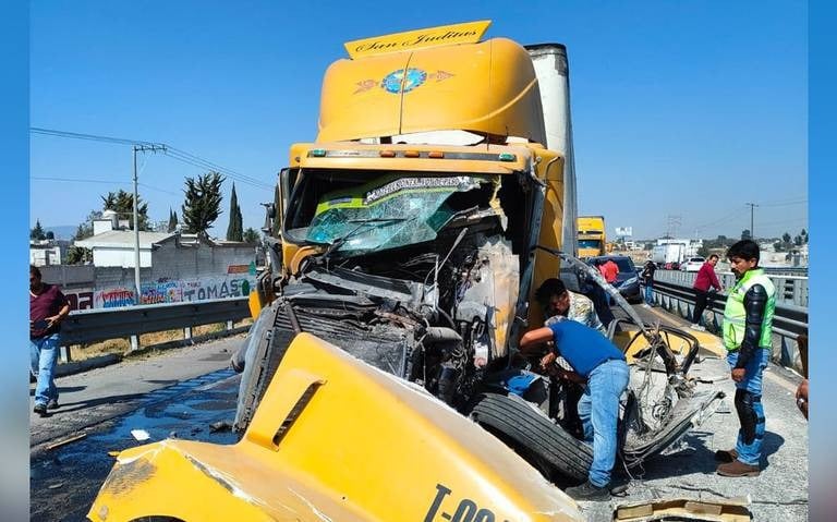 Choque de tráileres deja 3 heridos y bloquea la autopista Puebla-Orizaba