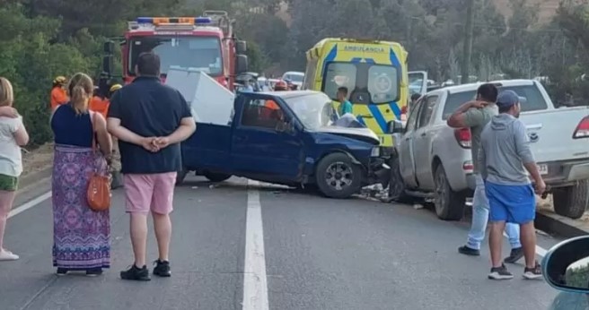 Un auto se desbarrancó 7 metros: al menos 8 lesionados deja colisión múltiple en Quirihue