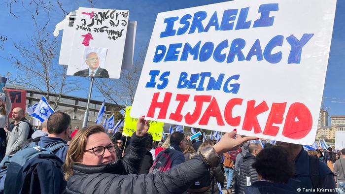 Miles de israelíes salen a protestar contra reforma judicial de Netanyahu