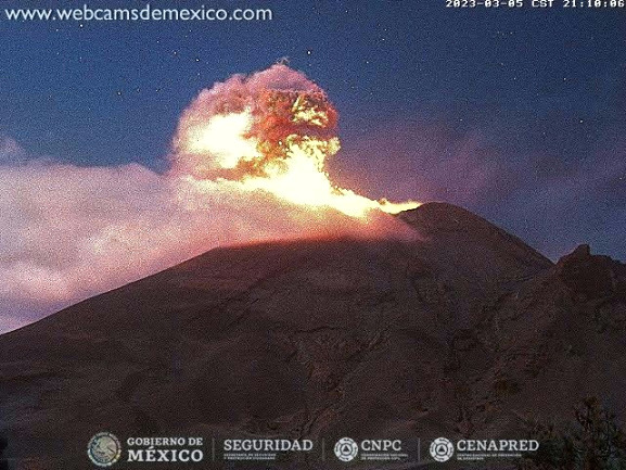 Volcán Popocatépetl continúa con intensa actividad con explosión
