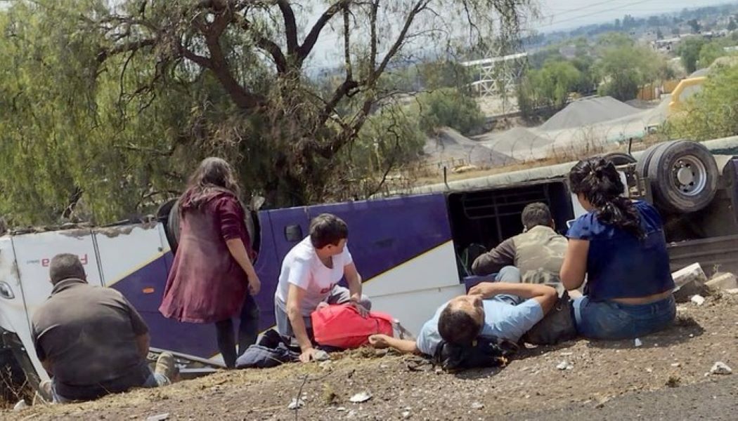 Volcadura de autobús deja 15 personas heridas en Autopista México-Pirámides