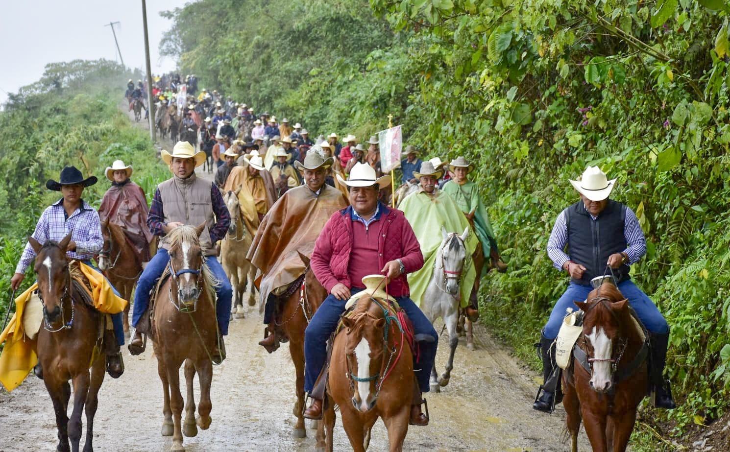 Encabeza Julio Huerta tradicional cabalgata en Olintla