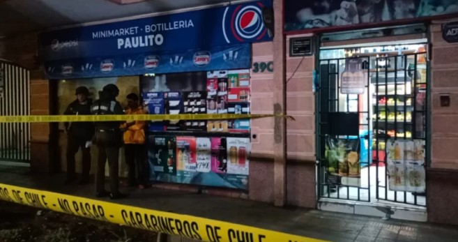 En riesgo vital dueño de minimarket luego que delincuentes le dispararan en la cabeza en Santiago