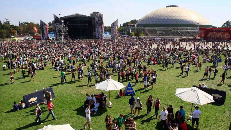 «Las empresas deben cumplir estrictamente con las condiciones ofrecidas»: Sernac oficia a productora de Lollapalooza por baja de Blink-182