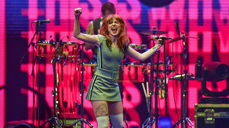 Paramore ofreció un inolvidable concierto con la explosiva interpretación de Hayley Williams