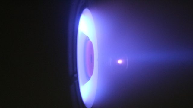 Prueban por primera vez un motor para satélites que funciona con criptón