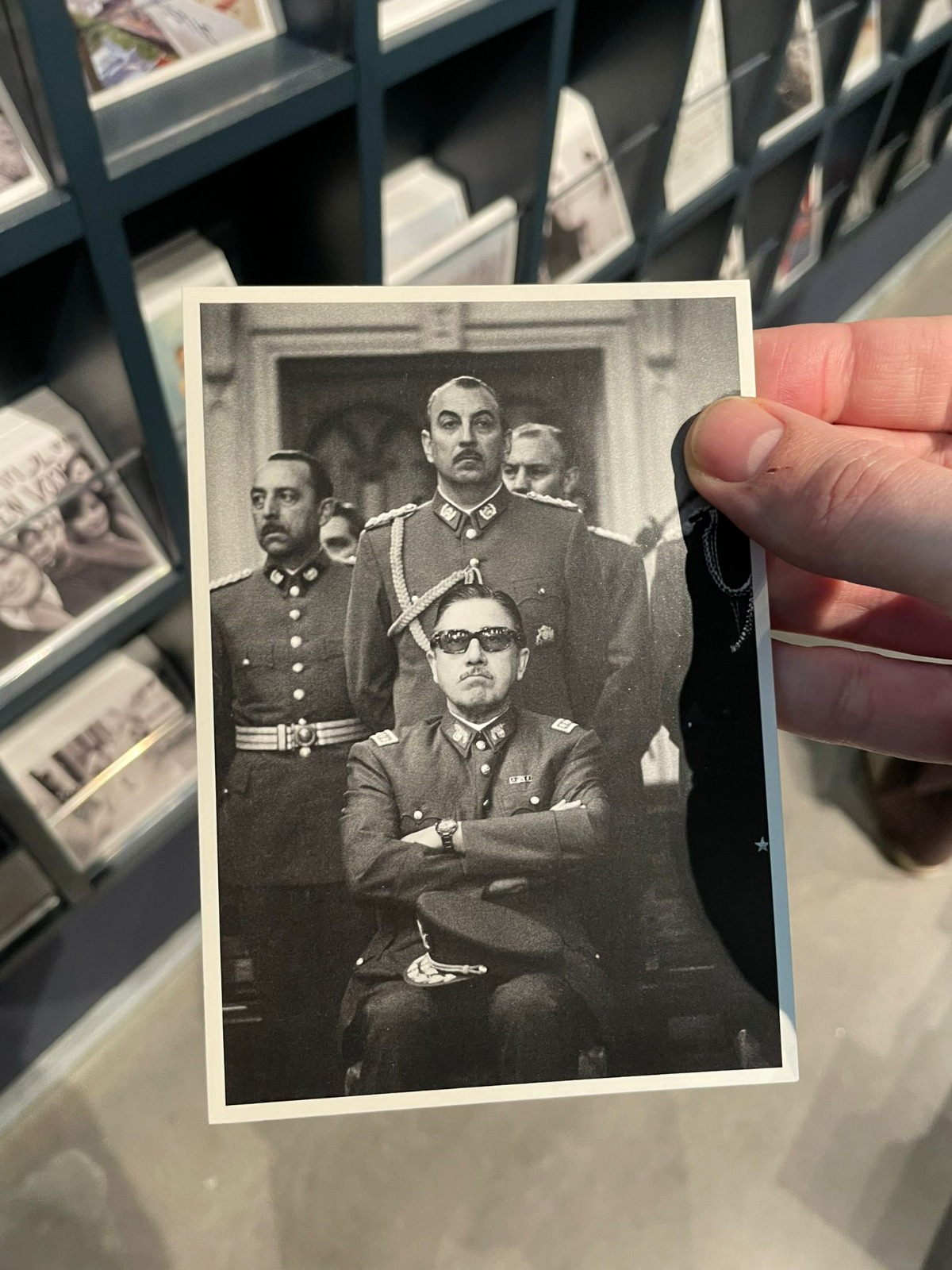 Comunidad chilena denuncia venta de imagen de Pinochet como souvenir en el Museo de Fotografía Nacional de los Países Bajos