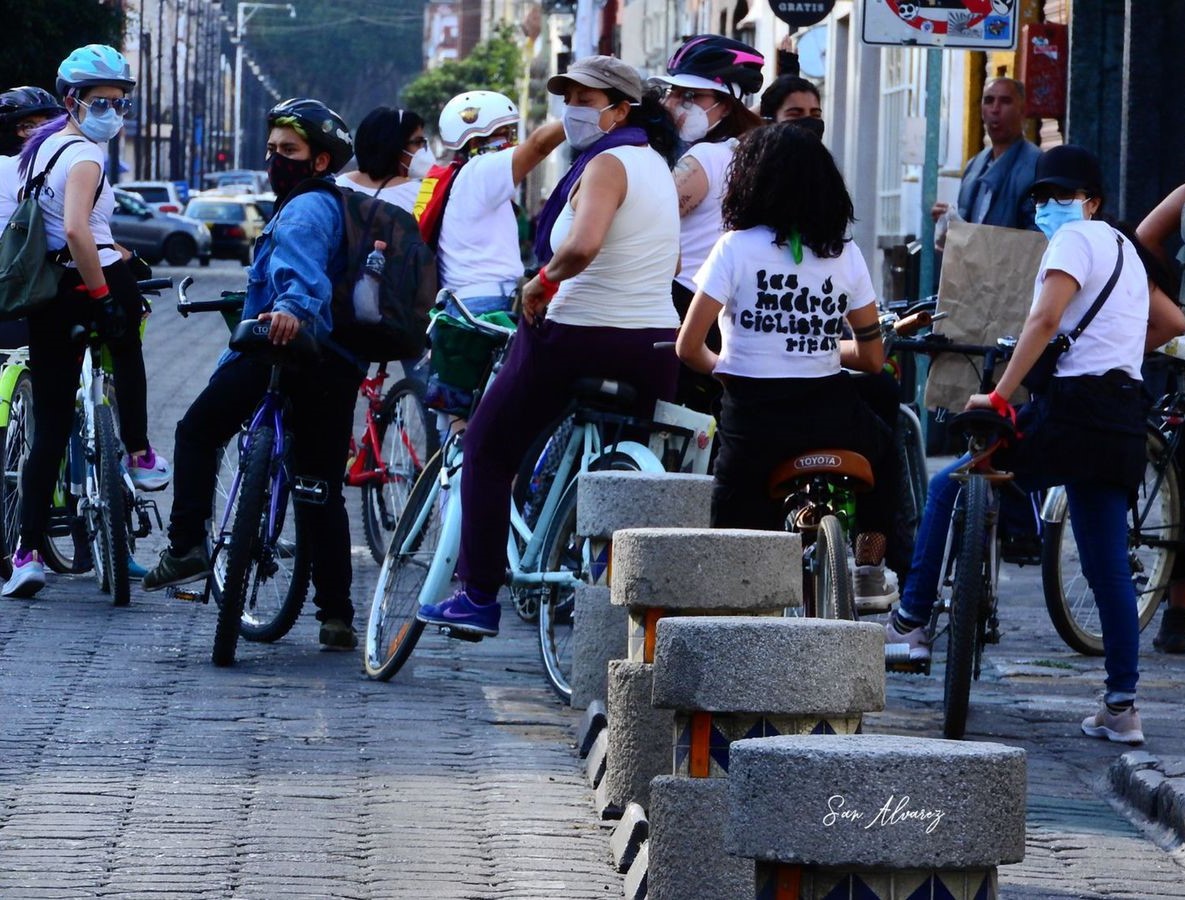 En bicicleta, mujeres encuentran libre movilidad y recuperan espacios