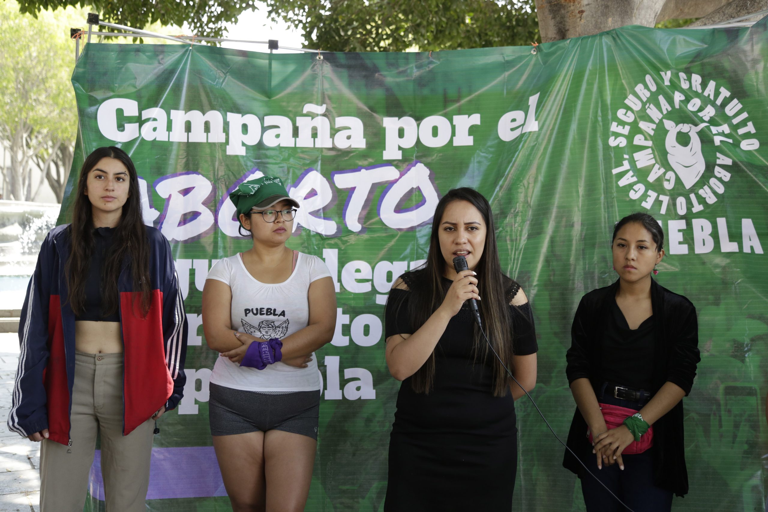 Feministas señalan inacción de legisladores por el aborto y solicitan reunión con gobernador