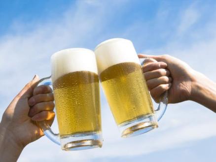 No te dejes engañar: la cerveza no sirve para el calor; te deshidrata