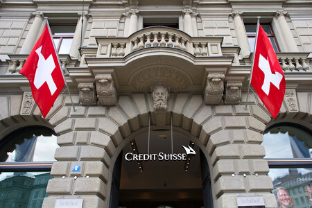 Oscilan bancos del mundo tras caída de acciones de Credit Suisse