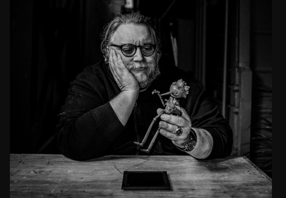 Felicita AMLO a Guillermo del Toro por ganar el Óscar