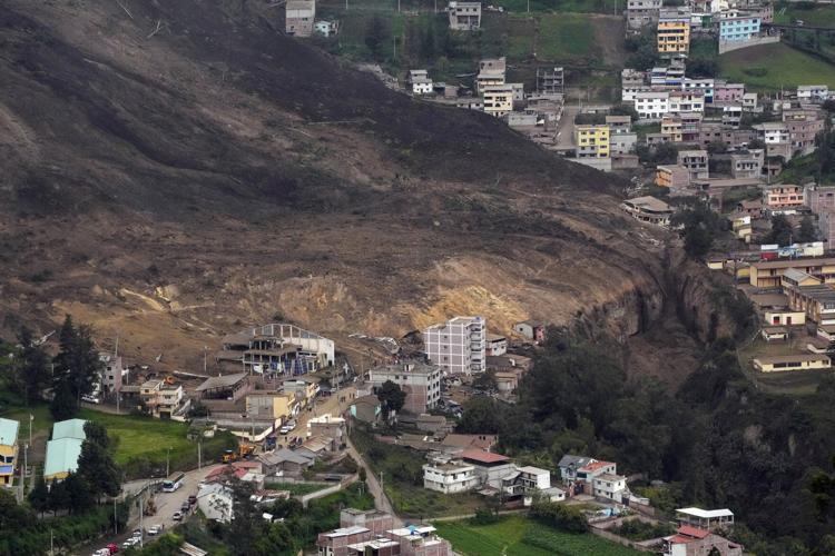 Continúan labores de búsqueda de sobrevivientes por deslizamiento de tierra en Ecuador