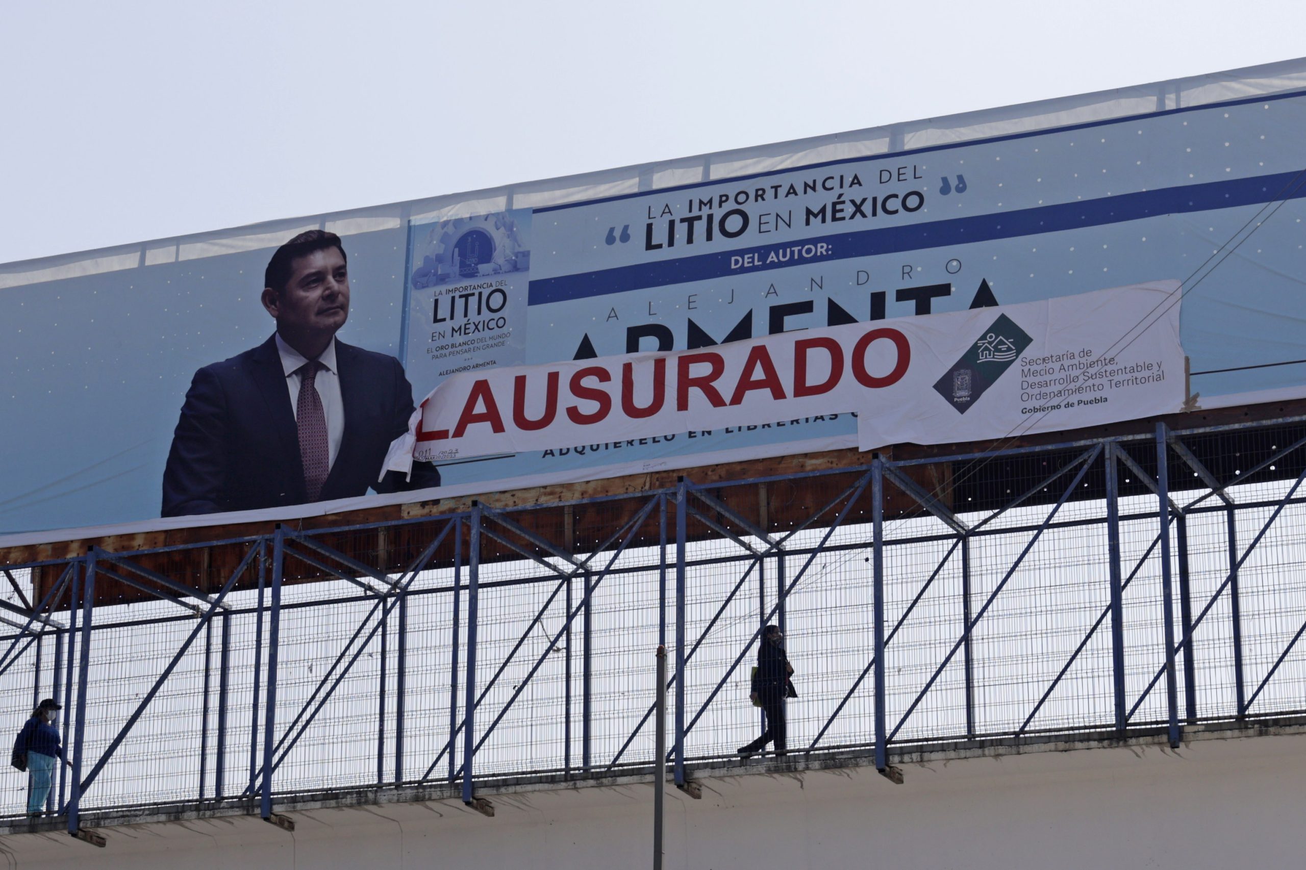 Comienzan clausuras de anuncios espectaculares de políticos en Puebla