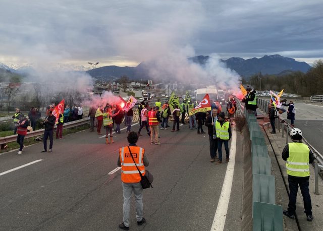 Arde Francia ante insistencia de Macron de seguir con reforma de pensiones
