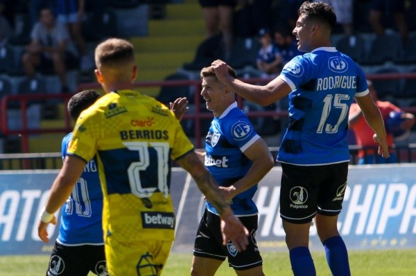 Huachipato derrotó a Everton con una contundente victoria 3-0