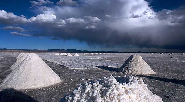 Que no pase con el litio los daños de la desnacionalización del cobre