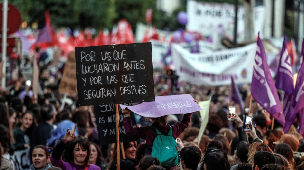 La histórica lucha de las mujeres por derechos sociales y económicos