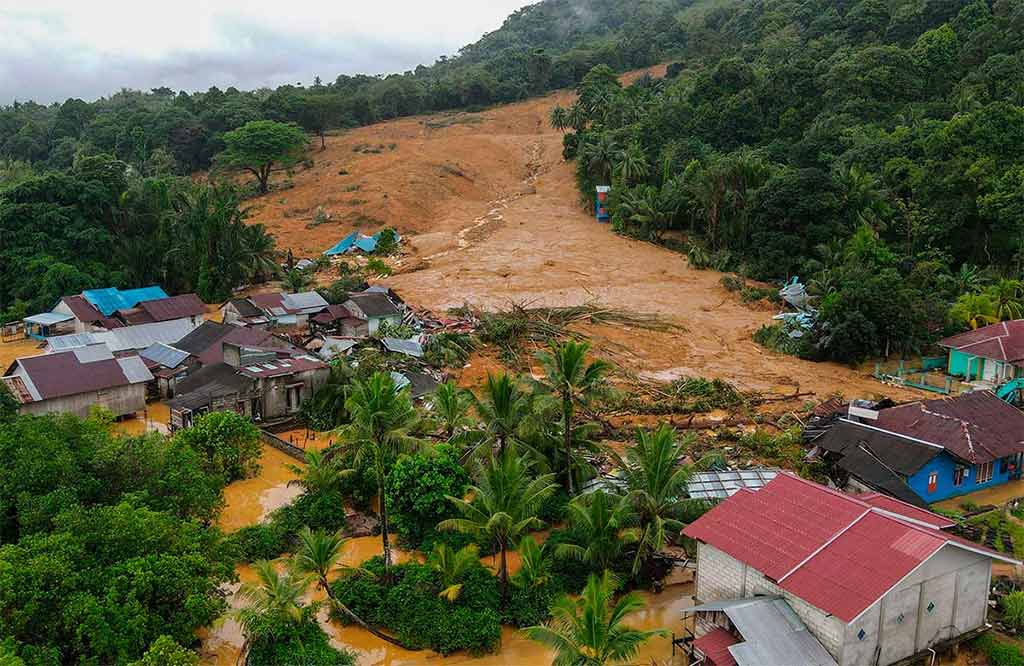 Llegan a 44 los muertos por deslizamientos de tierra en Indonesia