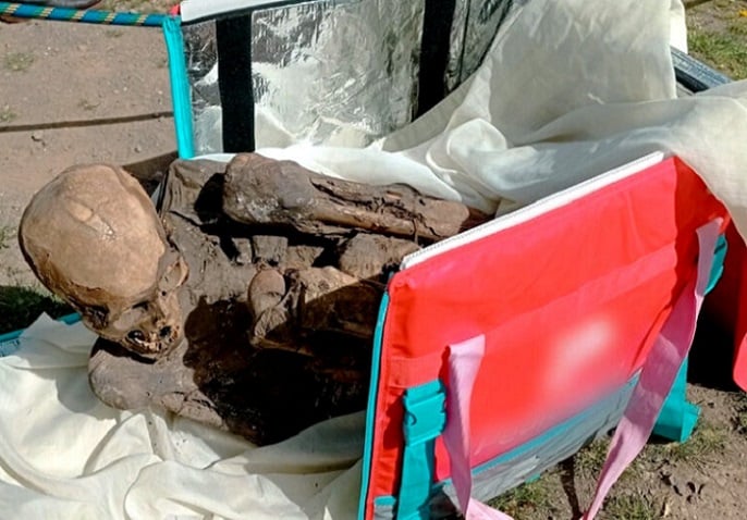 “Es mi novia espiritual”: sorprenden a repartidor delivery con momia prehispánica de más de 800 años (+ video)