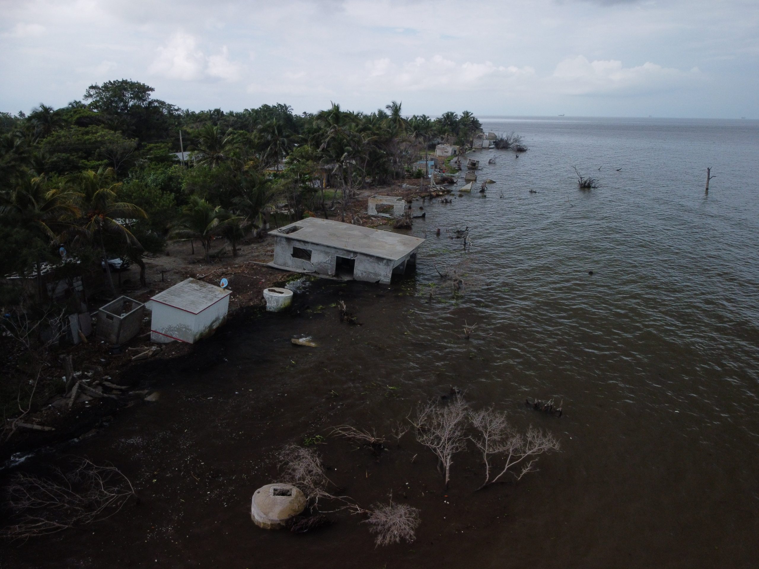 ‘El Bosque’, comunidad en Tabasco es amenazada por el mar