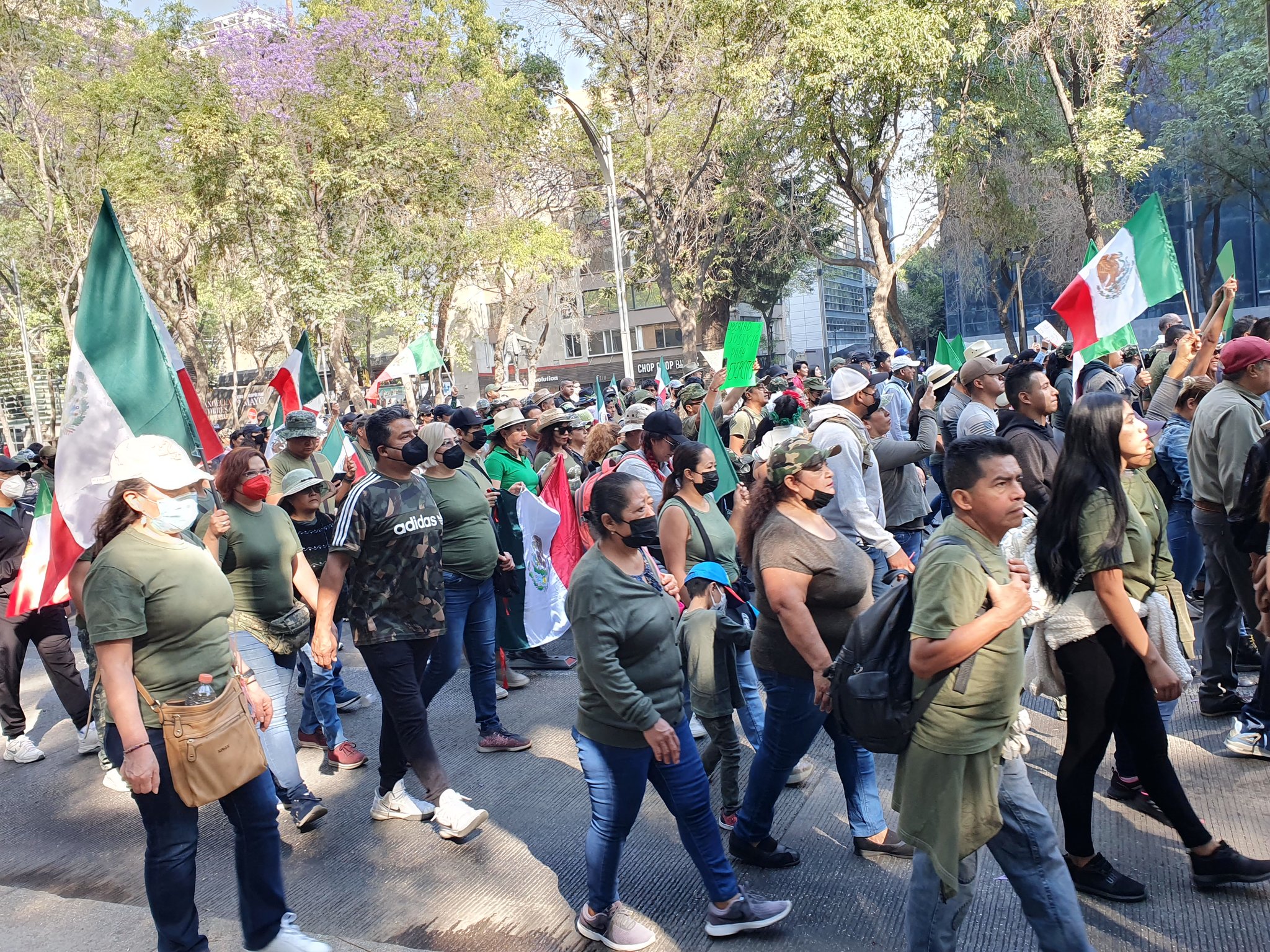 Marchan a favor de militares involucrados en muerte de jóvenes en Nuevo Laredo