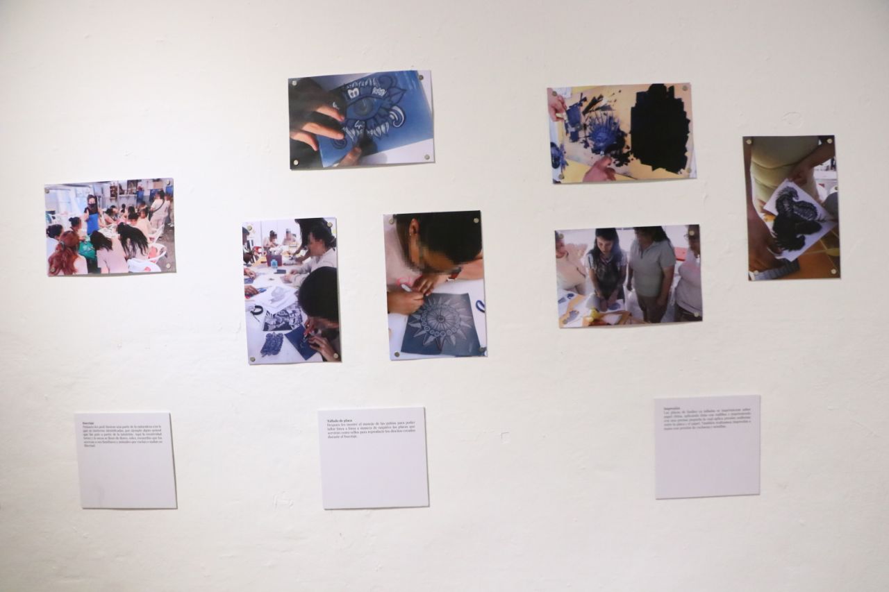 Exponen grabados hechos por mujeres del Cereso de Cholula en la Casa de la Cultura