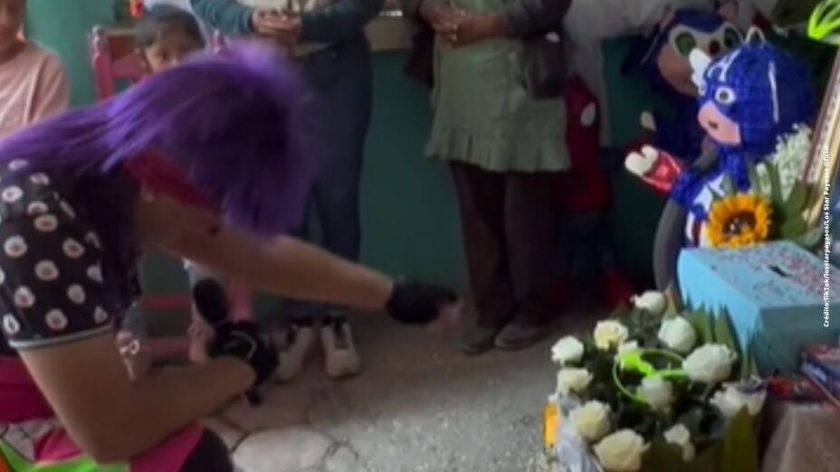 Payasito rompe en llanto tras darse cuenta que daría show en funeral de un niño (VIDEO)