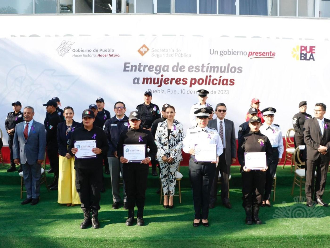 Mujeres de la policía estatal reciben estímulos y apoyos alimentarios