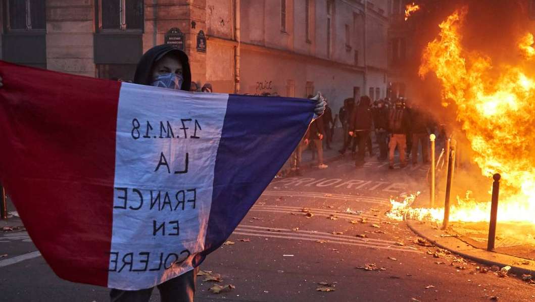 Gobierno francés enfrentará dos mociones de censura mientras continúan las protestas